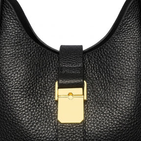 Détail du fermoir doré sur la languette en cuir grainé du sac seau Ondine noir