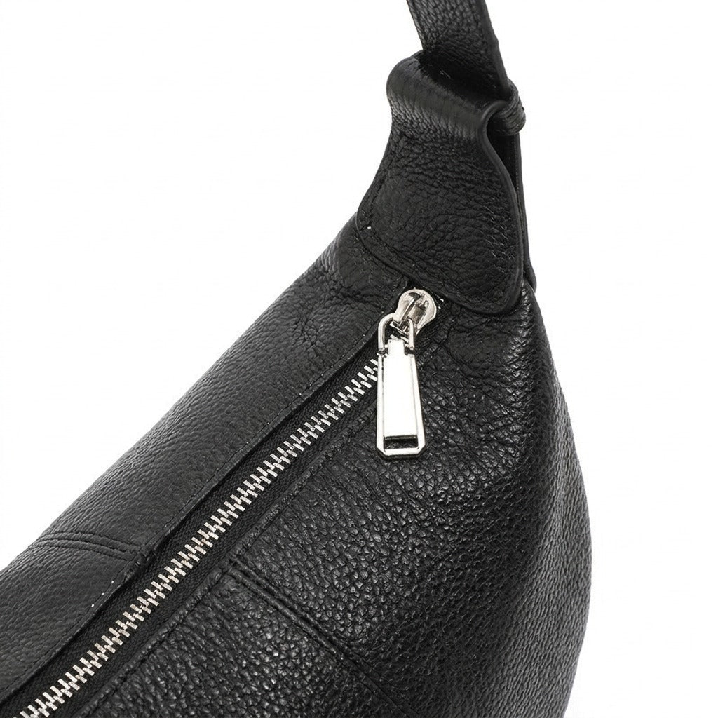 Détail du zip argenté et du cuir grainé du sac demi-lune Eugénie noir