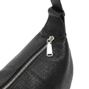 Détail du zip argenté et du cuir grainé du sac demi-lune Eugénie noir