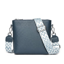 Petit sac bandoulière en cuir bleu Romane, vue de face sur fond blanc