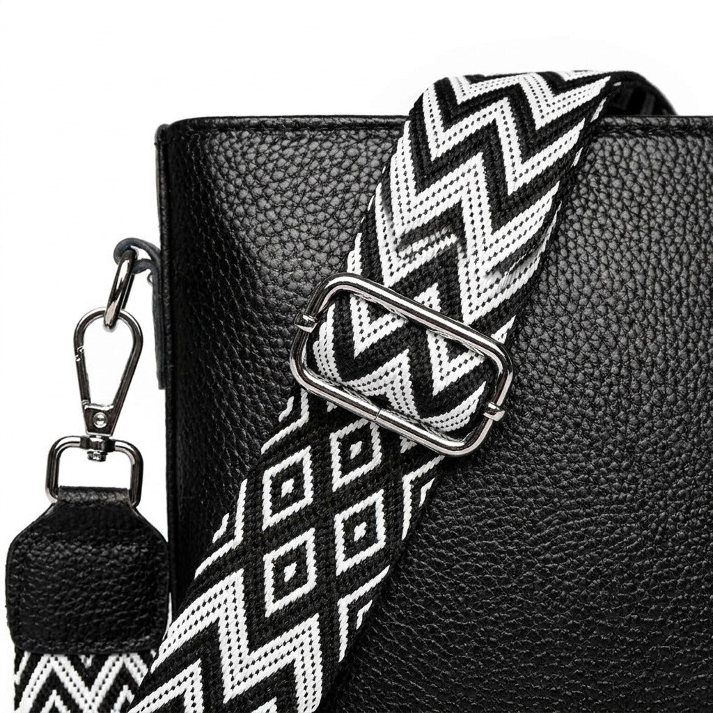Détail de la boucle coulissante argentée et de la sangle tissée du sac Romane noir