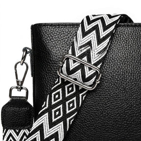 Détail de la boucle coulissante argentée et de la sangle tissée du sac Romane noir