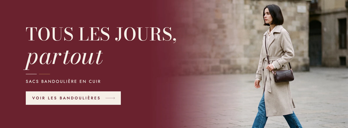 Tous les jours, partout : femme en trench portant le sac bandoulière en cuir café Mathilde